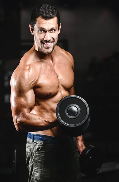 Bel homme athlétique de puissance sur la formation de l'alimentation pompage les muscles — Photo