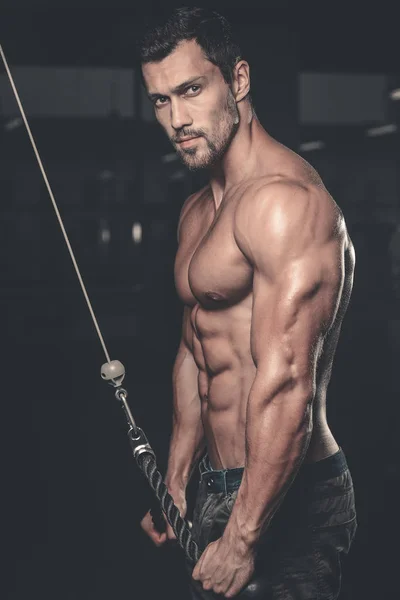 Acımasız beyaz yakışıklı fitness erkekler diyet eğitim triceps g — Stok fotoğraf