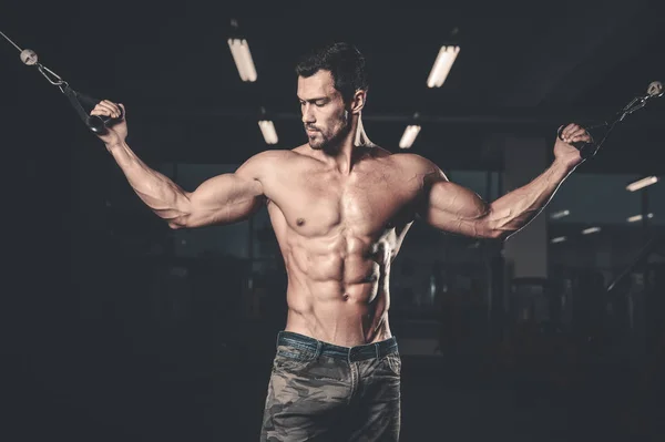 Guapo poder atlético hombre en la dieta de entrenamiento bombeo de los músculos —  Fotos de Stock