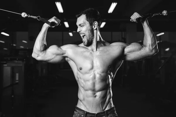 Bonito homem atlético poder no treinamento de dieta bombeando os músculos — Fotografia de Stock