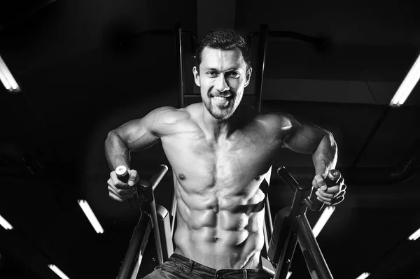 Жестокий белый красивый фитнес мужчин на диете тренировки грудной клетки гной — стоковое фото