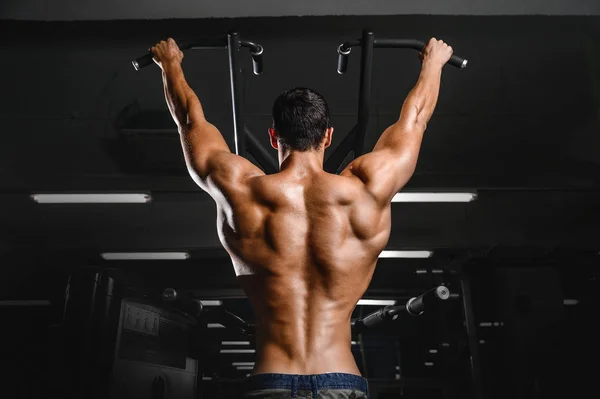 Hezký moc atletický muž strava výcvik vyšroubuje zadní sval — Stock fotografie