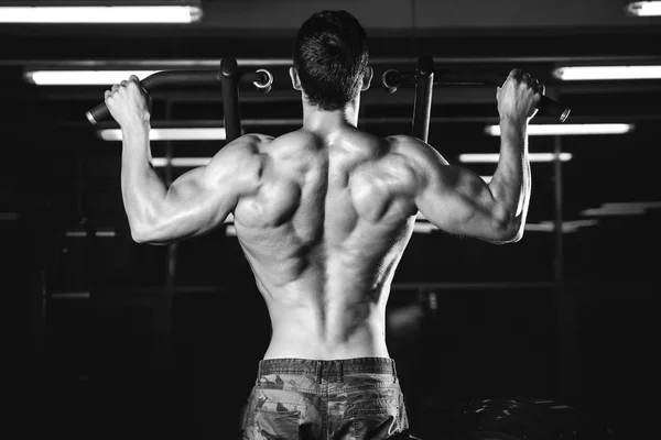 Guapo poder atlético hombre dieta entrenamiento bombeo hasta la espalda músculo —  Fotos de Stock