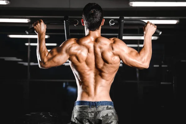 Гарна сила спортсмена тренування дієти, накачування м'язів спини — стокове фото