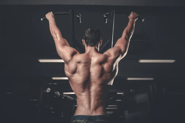 Guapo poder atlético hombre dieta entrenamiento bombeo hasta la espalda músculo —  Fotos de Stock