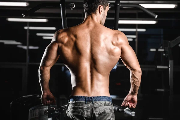Knappe macht atletische man dieet opleiding oppompen van terug spier — Stockfoto