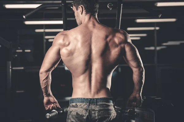 Schöner kraftvoller athletischer Mann Diättraining, das Rückenmuskeln aufpumpt — Stockfoto