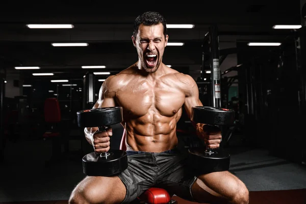 Caucasiano sexy fitness modelo masculino executar exercício com haltere — Fotografia de Stock