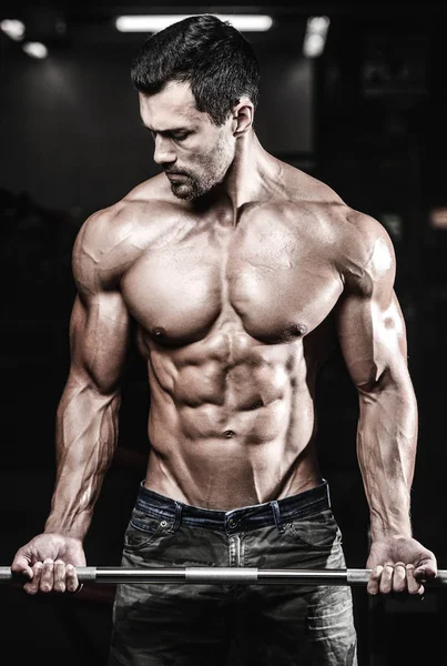 Bel homme athlétique de puissance sur la formation de l'alimentation pompage les muscles — Photo