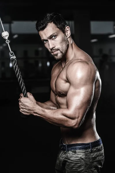 Acımasız beyaz yakışıklı fitness erkekler diyet eğitim triceps g — Stok fotoğraf