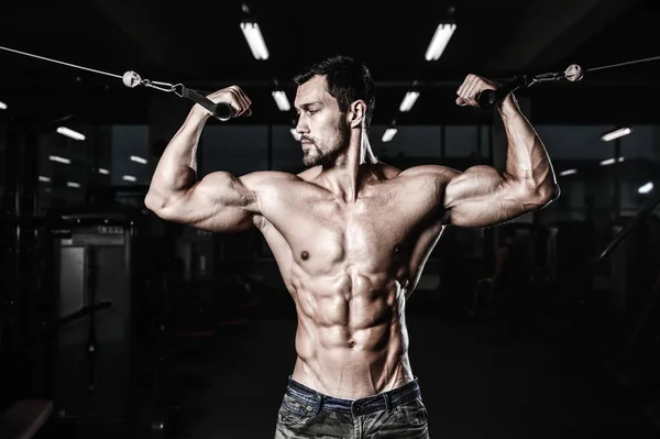 Guapo poder atlético hombre en la dieta de entrenamiento bombeo de los músculos —  Fotos de Stock