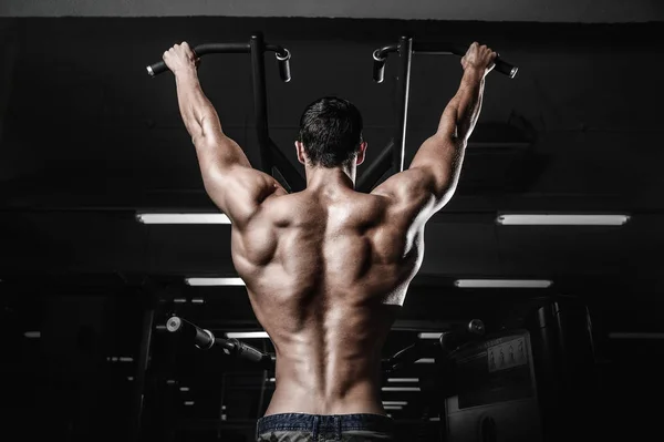 Guapo poder atlético hombre dieta entrenamiento bombeo hasta la espalda músculo —  Fotos de Stock