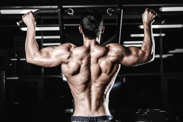 Yakışıklı güç atletik erkek diyet kadar sırt kas pompalama eğitim