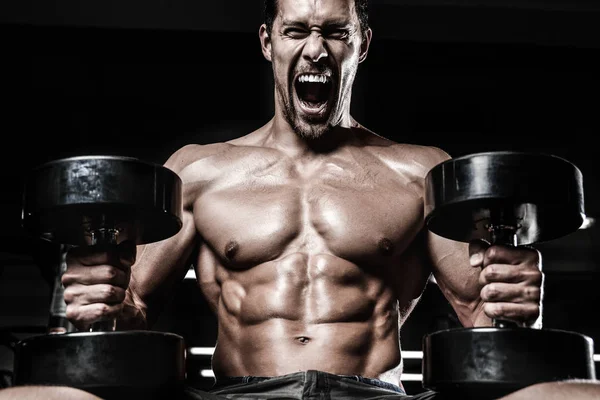 Beyaz seksi fitness erkek modeli egzersiz halter ile yürütmek