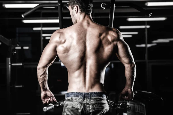 Guapo poder atlético hombre dieta entrenamiento bombeo hasta la espalda músculo — Foto de Stock