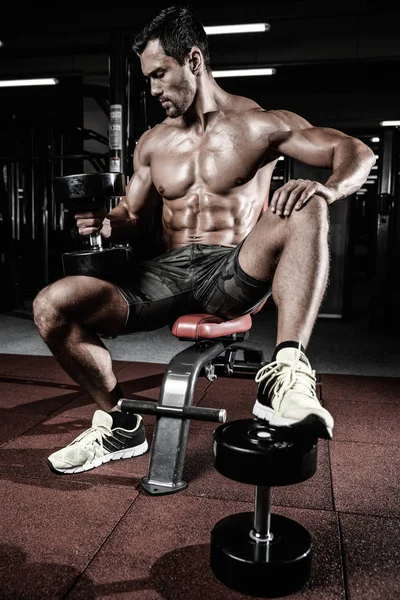 Caucásico sexy fitness modelo masculino ejecutar ejercicio con mancuerna — Foto de Stock