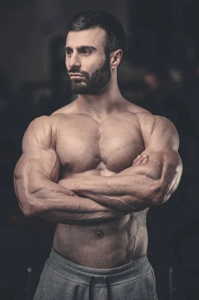 멀리 보고 근육 질의 벗은 남성 모델의 섹시 한 초상화 — 스톡 사진