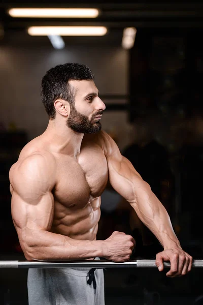 Caucásico sexy fitness modelo masculino ejecutar ejercicio con barra —  Fotos de Stock