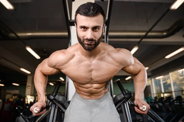 Жестокий белый красивый фитнес мужчин на диете тренировки грудной клетки гной — стоковое фото