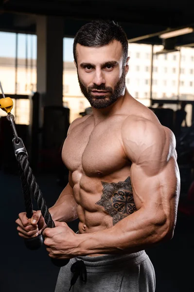 Caucasien sexy modèle de remise en forme dans la salle de gym gros plan ab — Photo