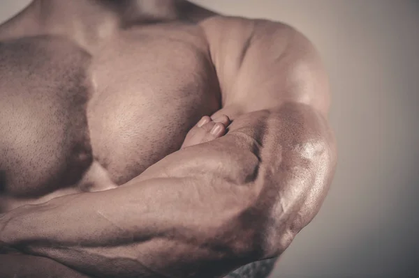 Acımasız beyaz yakışıklı fitness erkekler üzerinde diyet eğitim göğüs kuku — Stok fotoğraf