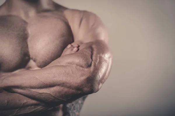 Жорстокі бікіні красиві фітнес-чоловіки на дієті тренування грудної клітки — стокове фото