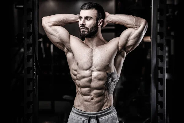 Kavkazská sexy fitness model v tělocvičně zavřít až ab — Stock fotografie