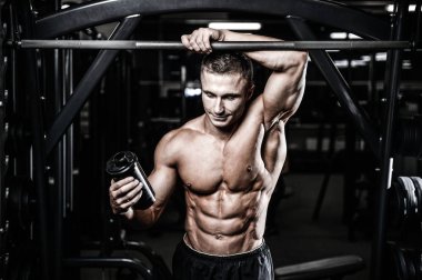 Kaslı adam egzersiz sonrası dinlenme ve Shaker içme