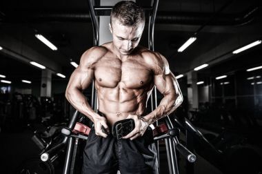 Acımasız vücut geliştirmeci güçlü eğitim silah, pectorals ve shoulde