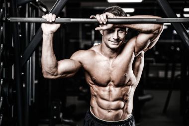 Beyaz seksi fitness modeli ab kadar yakın spor salonu
