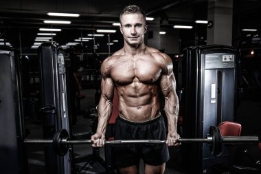 Diyet eğitim kas pompalama yakışıklı güç atletik erkek