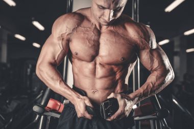 Acımasız vücut geliştirmeci güçlü eğitim silah, pectorals ve shoulde