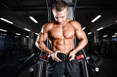 Acımasız vücut geliştirmeci güçlü eğitim silah, pectorals ve shoulde