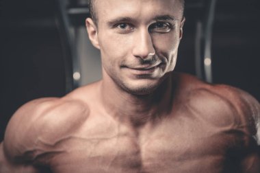 Spor salonu zemin üzerine yakışıklı bir adam portresi