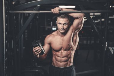 Kaslı adam egzersiz sonrası dinlenme ve Shaker içme