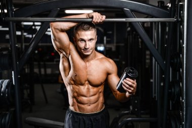 Kaslı adam egzersiz sonrası dinlenme ve Shaker içme