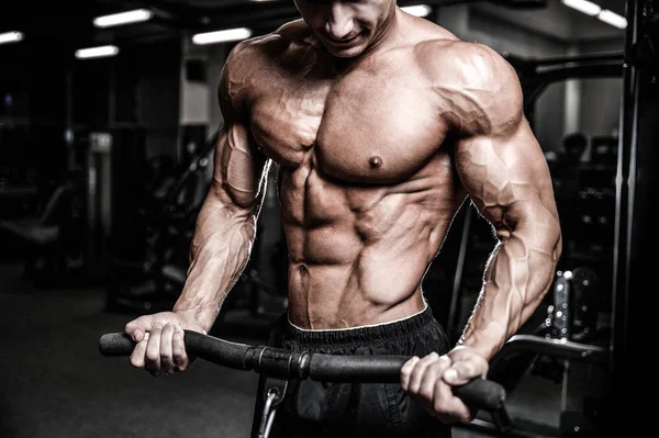 Guapo poder atlético hombre en la dieta de entrenamiento bombeo de los músculos — Foto de Stock