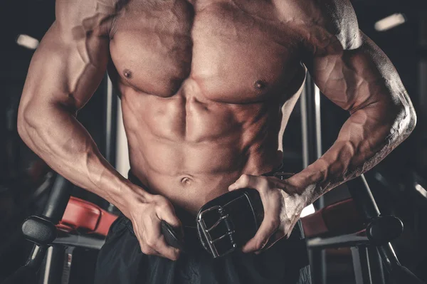 Brutal culturista potentes brazos de entrenamiento, pectorales y debe — Foto de Stock