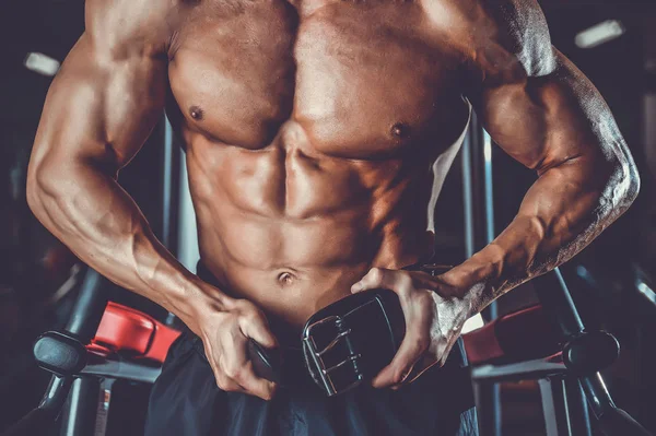 Brutala bodybuilder kraftfull utbildning armarna, bröstmusklerna och axelklaffa — Stockfoto