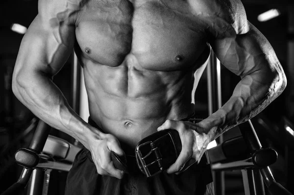 Brutal fisiculturista braços de treinamento poderosos, peitorais e deve — Fotografia de Stock