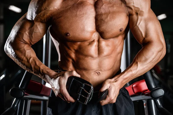 Brutale bodybuilder krachtige opleiding wapens, pectorals en shoulde — Stockfoto