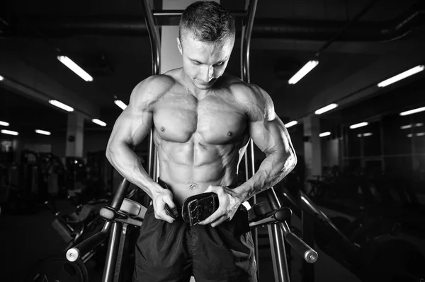 Brutaler Bodybuilder starke Trainingsarme, Brustmuskeln und Schultern — Stockfoto