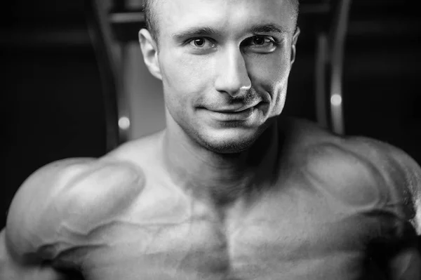Porträtt av en stilig kille på en bakgrund av gym — Stockfoto