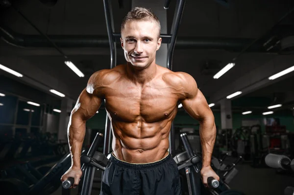 Brutale kaukasische gut aussehende Fitness-Männer auf Diät-Training Brust pum — Stockfoto