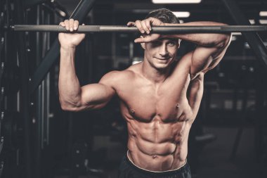Beyaz seksi fitness modeli ab kadar yakın spor salonu