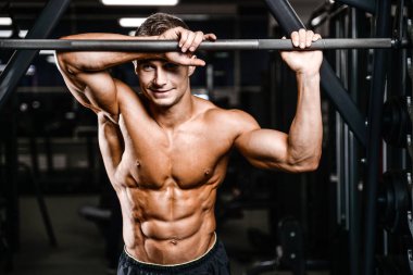 Beyaz seksi fitness modeli ab kadar yakın spor salonu