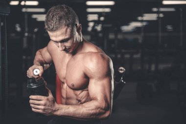 Kaslı adam egzersiz sonrası dinlenme ve Shaker içme