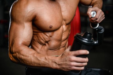 Kaslı adam egzersiz sonrası dinlenme ve Shaker içme