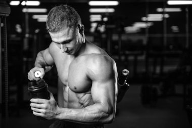 Kaslı adam egzersiz sonrası dinlenme ve Shaker içme