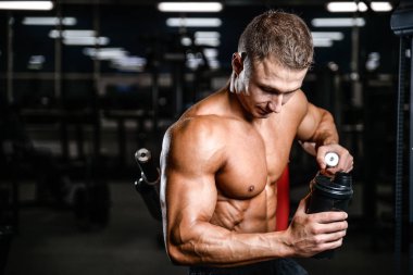 Kaslı adam egzersiz sonrası dinlenme ve Shaker içme